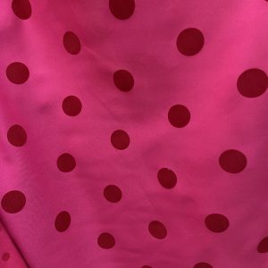 Microfibra en rosa fucsia con lunares rojo en Terciopelo