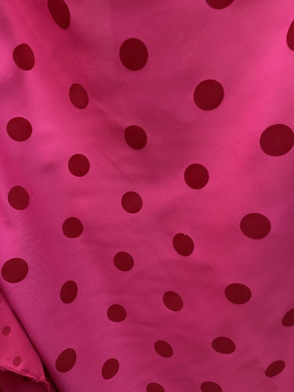 Microfibra en rosa fucsia con lunares rojo en Terciopelo