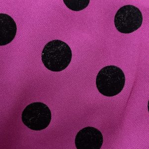 Tela de Flamenca en Estrés o Microfibra Flocada – Ligereza, Estilo y Comodidad Descubre esta preciosa tela de estrés, también conocida como microfibra flocada, perfecta para trajes de flamenca, vestidos de diseño o prendas elegantes con un toque original. Su color fucsia intenso cobra vida gracias al lunar negro en terciopelo flocado, que aporta relieve, textura y un acabado visual impactante. Este tejido es ligero, no se arruga, no se destiñe y resulta muy cómodo de llevar, ideal para lucir durante horas con estilo y frescura. Gracias a su caída y su cuerpo, es una excelente opción para volantes, batas flamencas o diseños con movimie