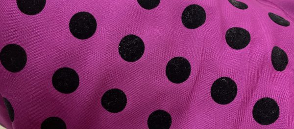 Tela de Flamenca en Estrés o Microfibra Flocada – Ligereza, Estilo y Comodidad Descubre esta preciosa tela de estrés, también conocida como microfibra flocada, perfecta para trajes de flamenca, vestidos de diseño o prendas elegantes con un toque original. Su color fucsia intenso cobra vida gracias al lunar negro en terciopelo flocado, que aporta relieve, textura y un acabado visual impactante. Este tejido es ligero, no se arruga, no se destiñe y resulta muy cómodo de llevar, ideal para lucir durante horas con estilo y frescura. Gracias a su caída y su cuerpo, es una excelente opción para volantes, batas flamencas o diseños con movimie