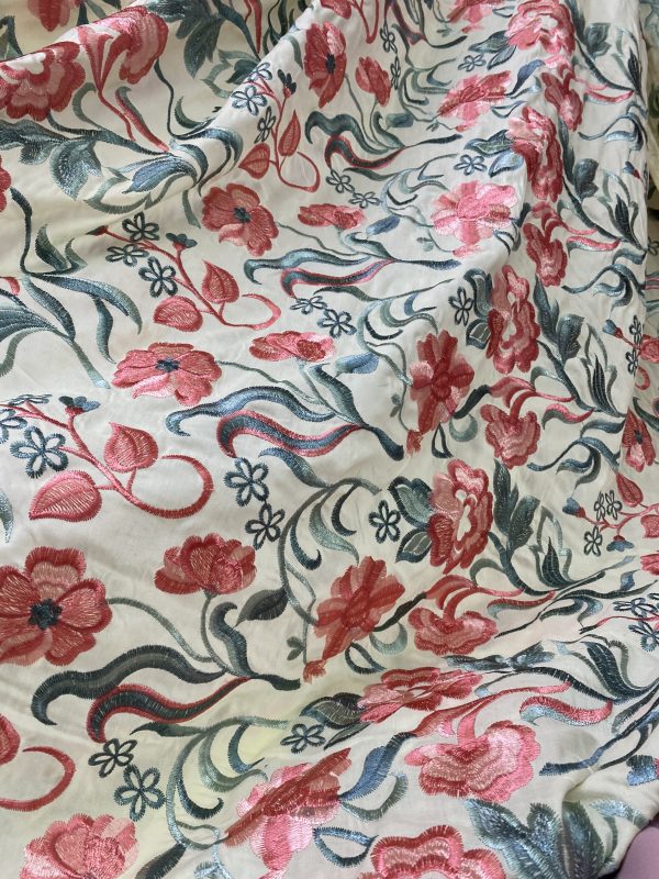 Tela Bordada Floral Beige con Coral y Azul