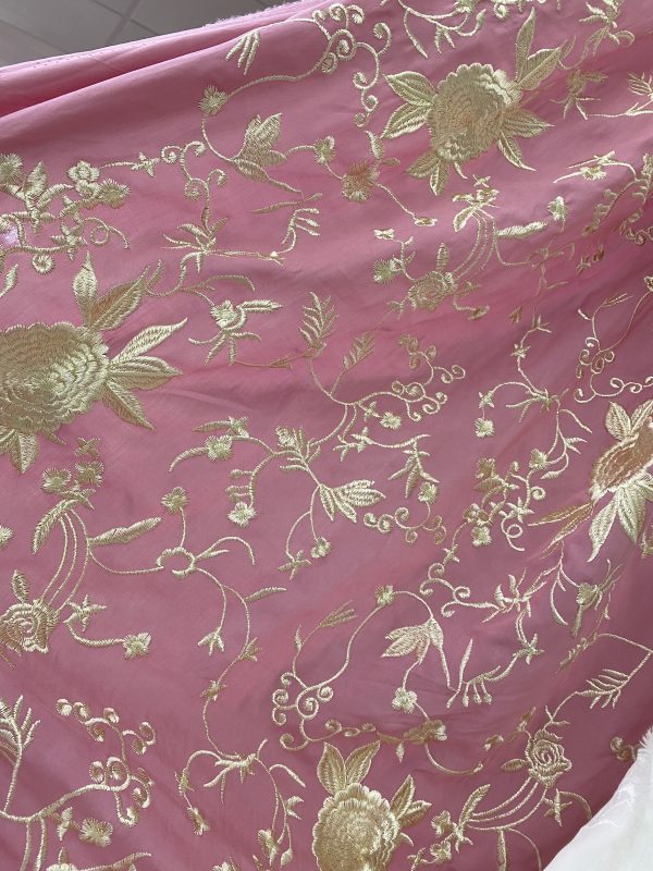 Bordados en hilo dorado con fondo rosa