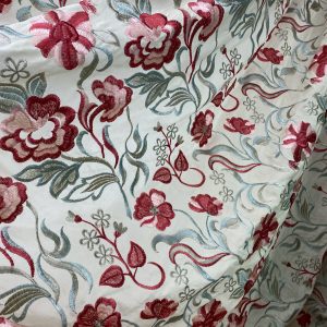 Tela Bordada Floral Beige con Rojo