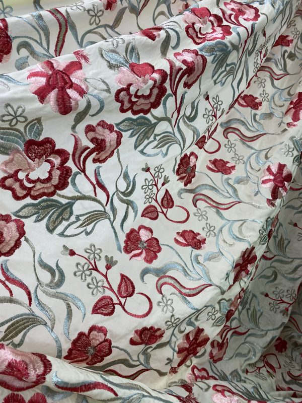 Tela Bordada Floral Beige con Rojo