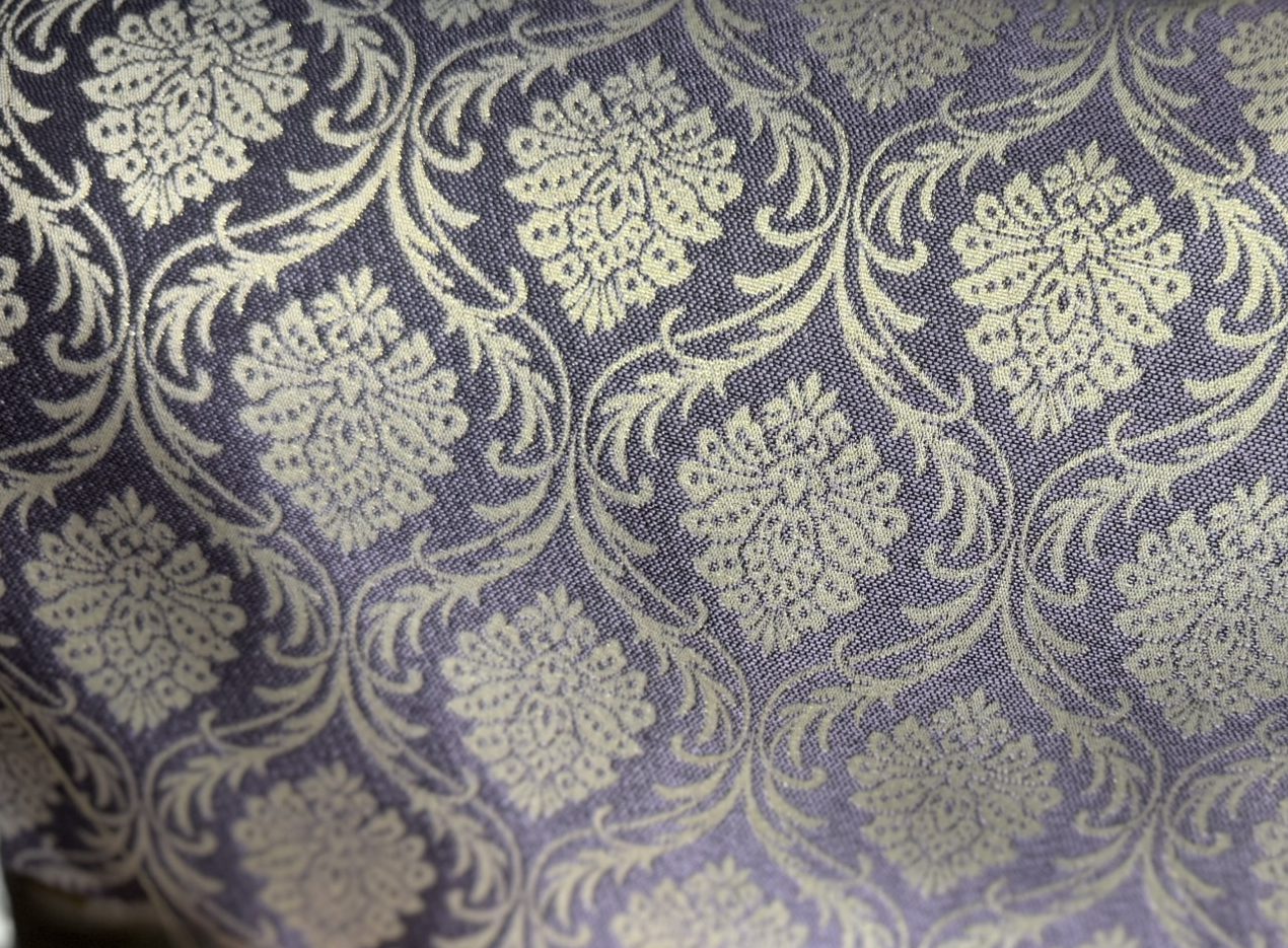 Damasco lavanda imperial con marfil