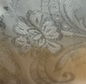 Damasco marfil con realce plata y oro