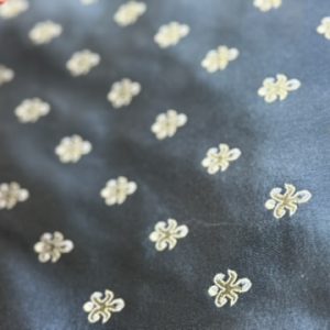 Damasco azul noche con flor de lis dorada