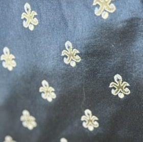 Damasco azul noche con flor de lis dorada