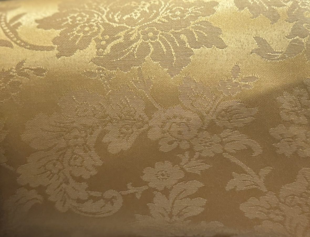 Damasco oro suave floral tono sobre tono