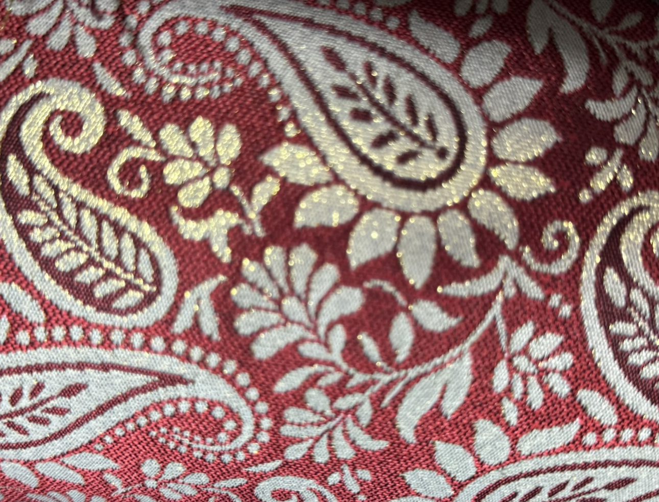 Damasco Cachemir Rojo con Marfil y Dorado