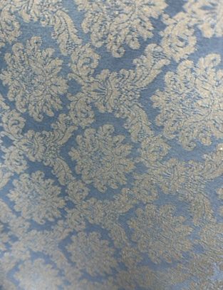 Damasco Clásico Azul Cielo con Flores Beige