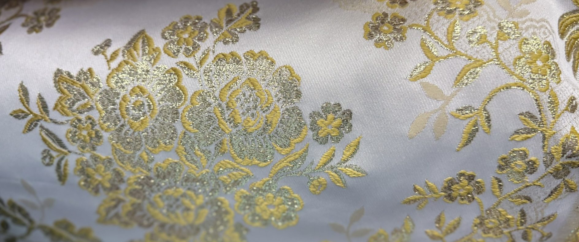 Damasco Clásico Marfil con Flores Oro y Plata