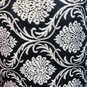 Damasco Clásico Negro con Flores Marfil