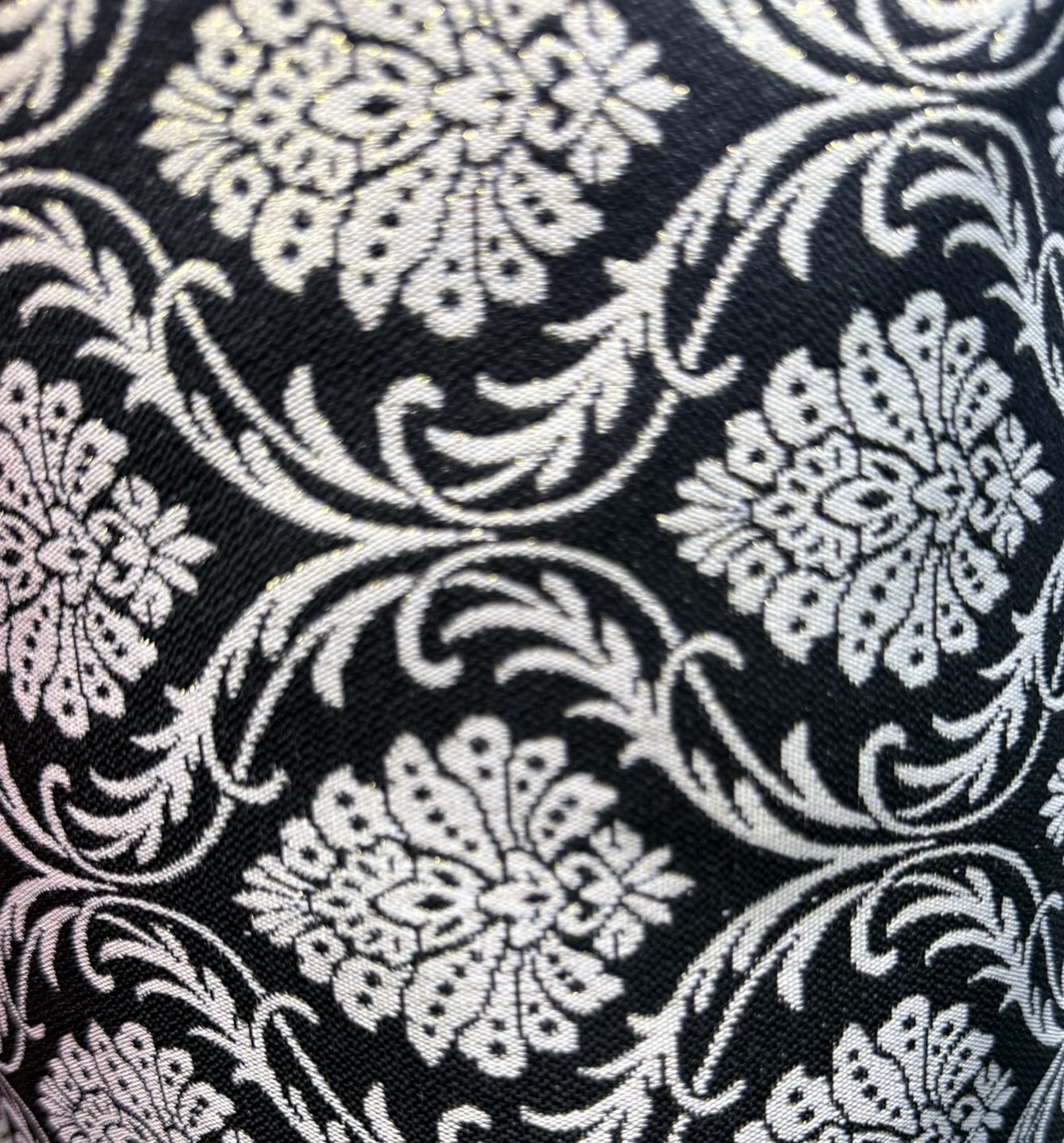 Damasco Clásico Negro con Flores Marfil