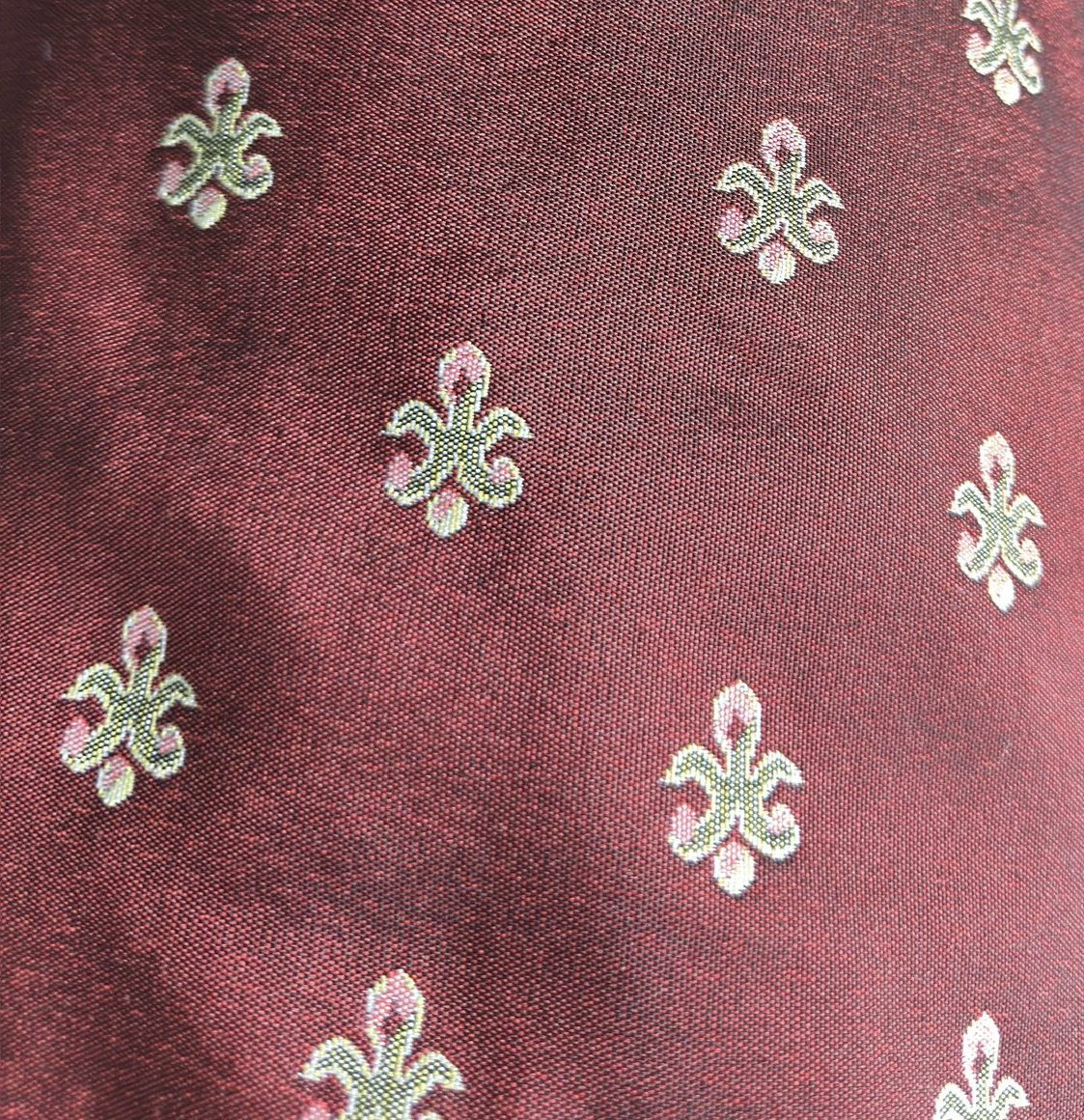 Damasco Granate Flor de Lis Dorada