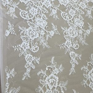 Tul bordado en relieve con cola de ratón.