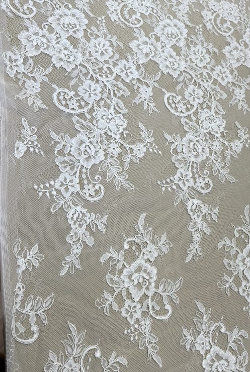 Tul bordado en relieve con cola de ratón.