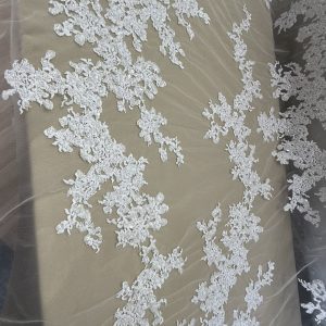 Tul con piedra y lentejuela.