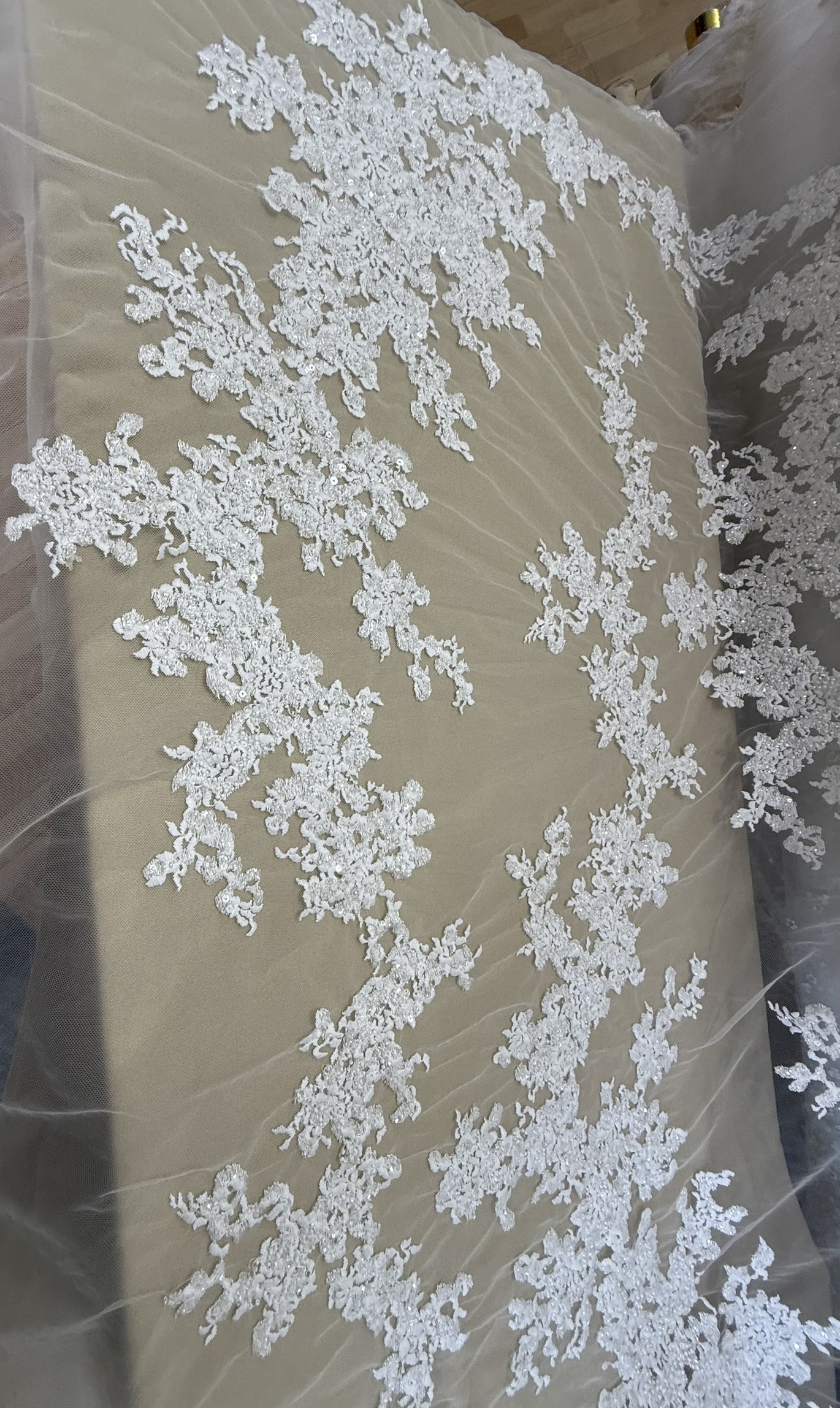 Tul con piedra y lentejuela.