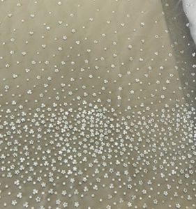 Tul bordado con flor en relieve