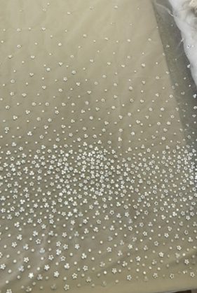 Tul bordado con flor en relieve