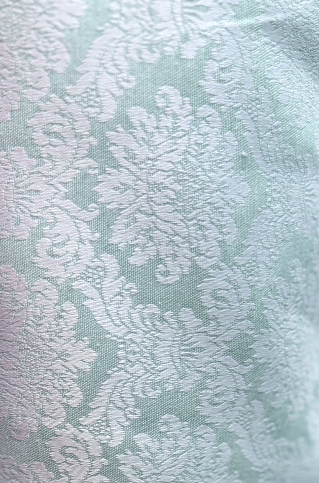 Damasco Clásico Verde Agua con Flores Marfil