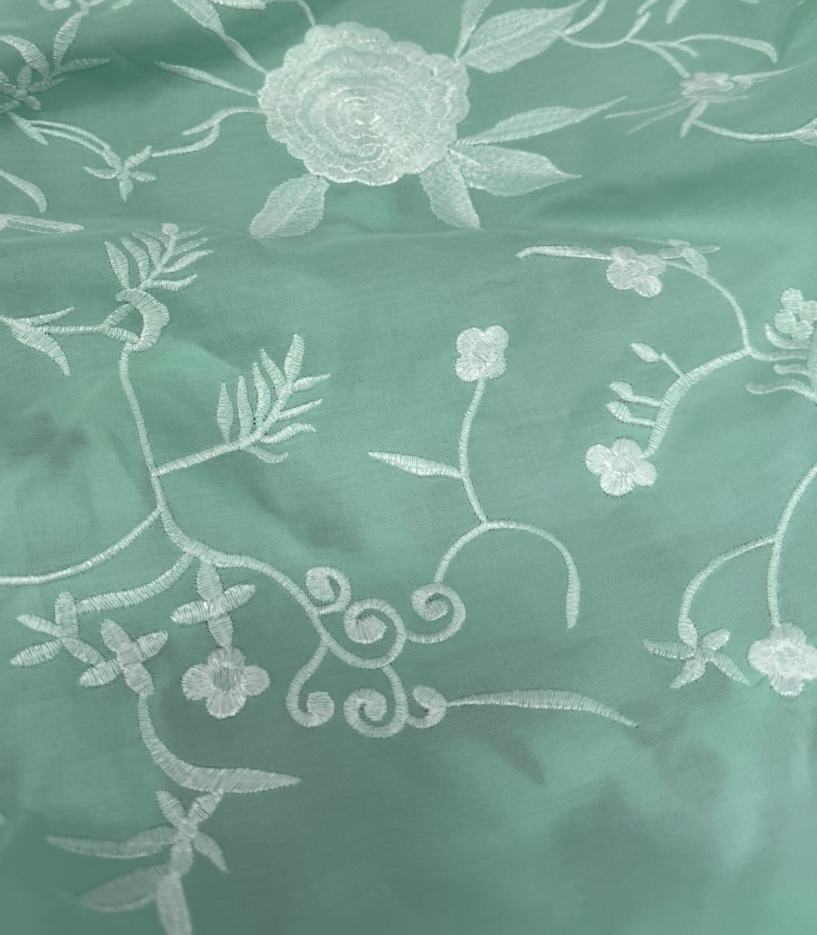 Tela para mantón Verde Agua con Bordado Blanco