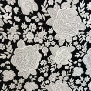 Tela de Flamenca Flores Efecto Bordado sobre Negro – Politecno Exclusivo