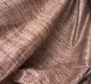 Seda Rústica Marrón Chocolate – Textura Elegante y Natural