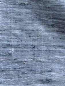 Seda Rústica Azul Empolvado – Elegancia Suave y Natural